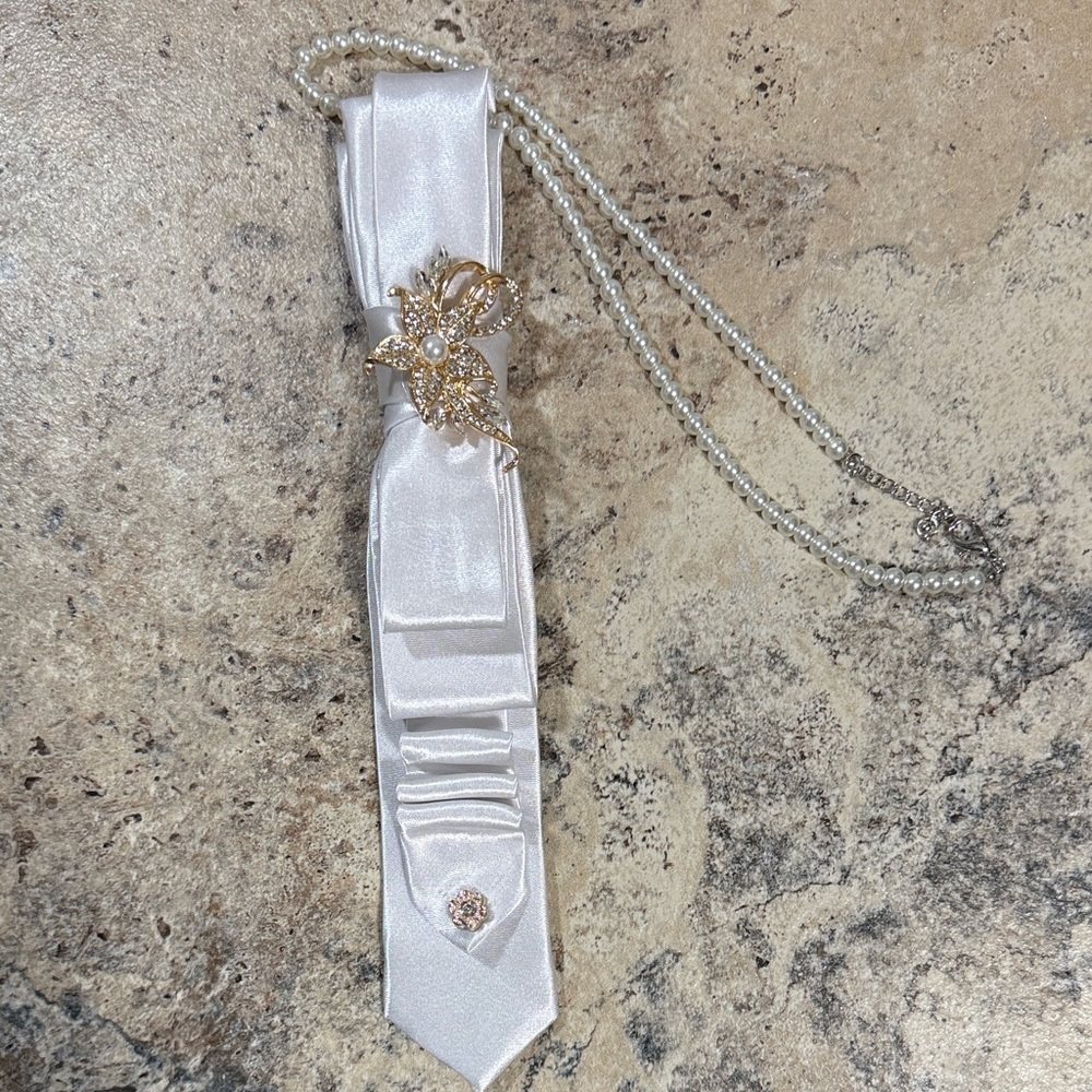 Elegant White Tie with Gold Brooch for a special wedding